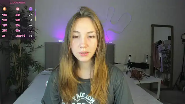 Snapshot of Luna_G0ld chatting on October 13, 2025, 10:43 pm Luna G0ld online show from October 13, 2025, 10:43 pm