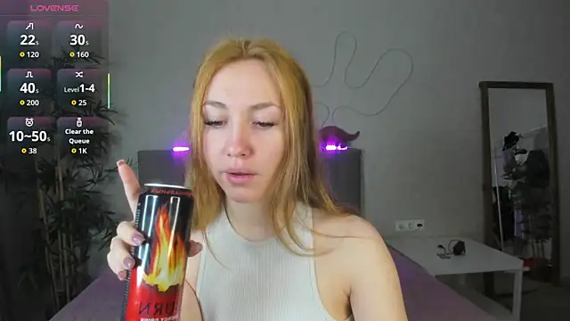 Snapshot of Luna_G0ld chatting on October 19, 2025, 12:02 am Luna G0ld online show from October 19, 2025, 12:02 am