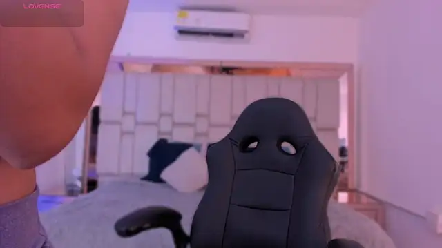 EmmaBeel online show from November 4, 2025, 11:36 am