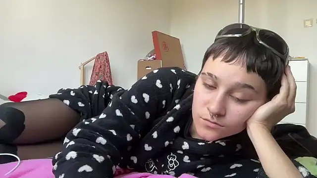 NIQUE TARAXX online show from September 28, 2025, 4:03 pm