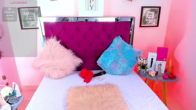 Khloee f w online show from September 24, 2025, 5:52 pm