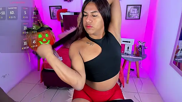 Khloee f w online show from October 6, 2025, 4:08 pm