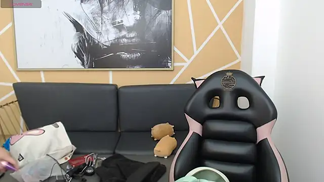 olivia russo  online show from March 10, 2026, 8:02 pm