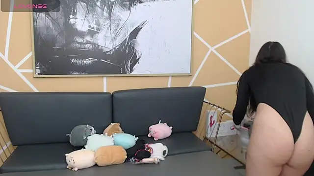 olivia russo  online show from October 17, 2025, 8:10 pm