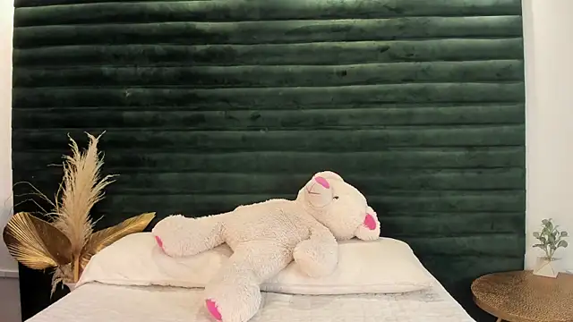 LiliCarterm online show from April 9, 2026, 4:03 am