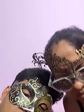 Snapshot of VVcouple chatting on October 8, 2025, 5:57 pm VVcouple online show from October 8, 2025, 5:57 pm