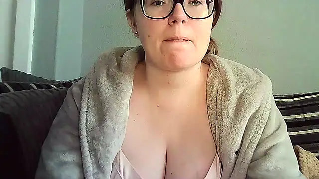 Curvy-BellaX online show from September 8, 2025, 6:07 pm