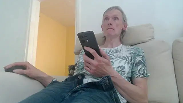 Snapshot of k74robert chatting on October 24, 2025, 10:58 am k74robert online show from October 24, 2025, 10:58 am