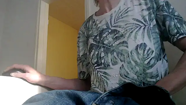 Snapshot of k74robert chatting on October 26, 2025, 12:16 pm k74robert online show from October 26, 2025, 12:16 pm