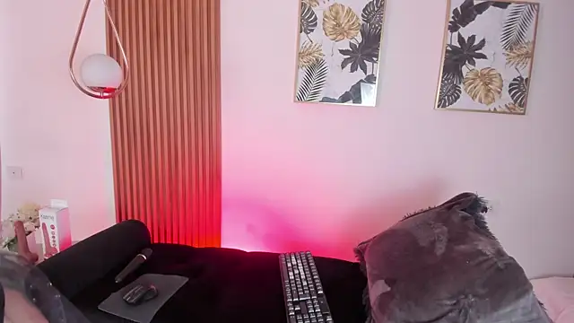 NicolWhite online show from October 4, 2025, 12:39 pm