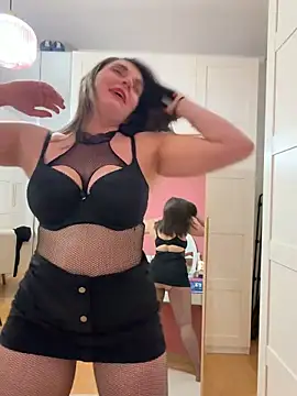 chloedlm5 online show from April 3, 2026, 8:59 pm