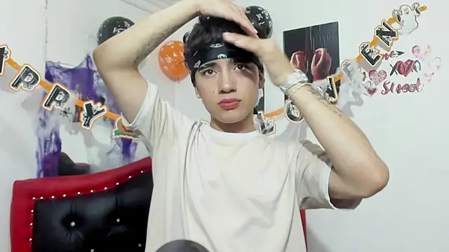 Thiago Divine  online show from October 18, 2025, 9:06 pm