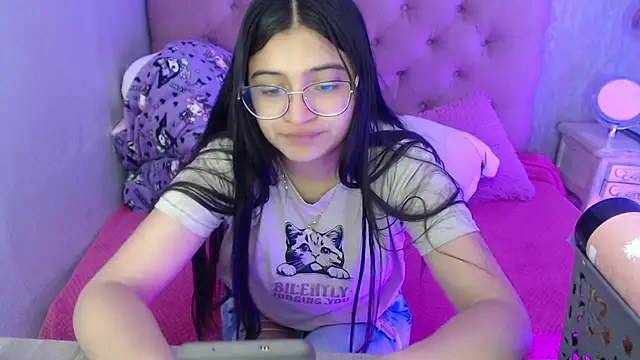 Snapshot of laurenelove chatting on October 15, 2025, 3:05 am laurenelove online show from October 15, 2025, 3:05 am