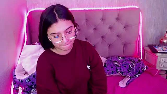 Snapshot of laurenelove chatting on October 4, 2025, 12:01 am laurenelove online show from October 4, 2025, 12:01 am