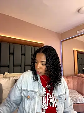 Snapshot of LisaMendez chatting on September 18, 2025, 3:42 am LisaMendez online show from September 18, 2025, 3:42 am