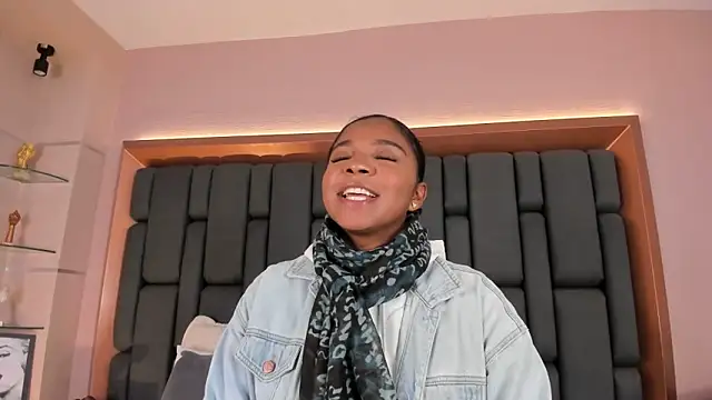 Snapshot of LisaMendez chatting on October 5, 2025, 3:52 am LisaMendez online show from October 5, 2025, 3:52 am