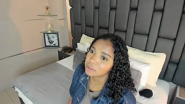 Snapshot of LisaMendez chatting on October 7, 2025, 12:44 am LisaMendez online show from October 7, 2025, 12:44 am