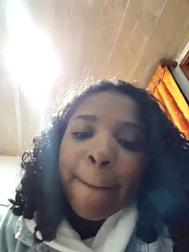 Snapshot of LisaMendez chatting on October 19, 2025, 4:43 pm LisaMendez online show from October 19, 2025, 4:43 pm