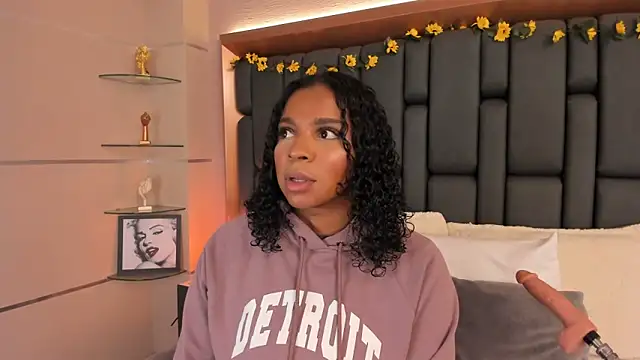 LisaMendez online show from November 21, 2025, 11:04 pm