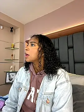 Snapshot of LisaMendez chatting on October 1, 2025, 3:55 am LisaMendez online show from October 1, 2025, 3:55 am