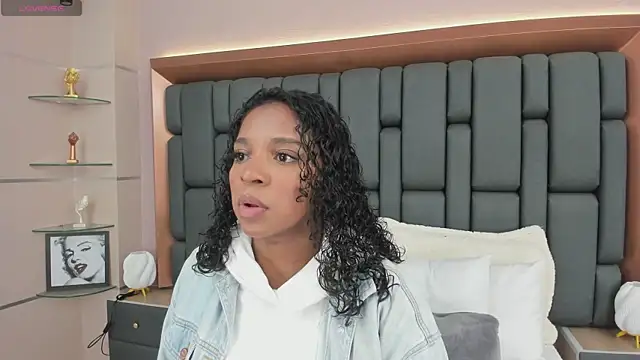 Snapshot of LisaMendez chatting on October 19, 2025, 4:04 am LisaMendez online show from October 19, 2025, 4:04 am