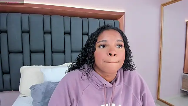 Snapshot of LisaMendez chatting on October 18, 2025, 2:02 am LisaMendez online show from October 18, 2025, 2:02 am