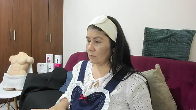 Snapshot of kiraGeiner chatting on December 1, 2025, 1:06 am kiraGeiner online show from December 1, 2025, 1:06 am