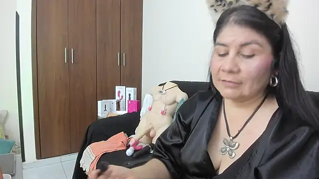 Snapshot of kiraGeiner chatting on November 18, 2025, 1:10 am kiraGeiner online show from November 18, 2025, 1:10 am