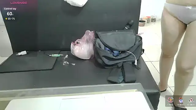 Snapshot of Owe_chan chatting on October 3, 2025, 12:28 pm Owe chan online show from October 3, 2025, 12:28 pm