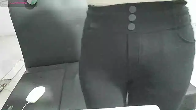 Snapshot of Owe_chan chatting on October 21, 2025, 11:37 pm Owe chan online show from October 21, 2025, 11:37 pm