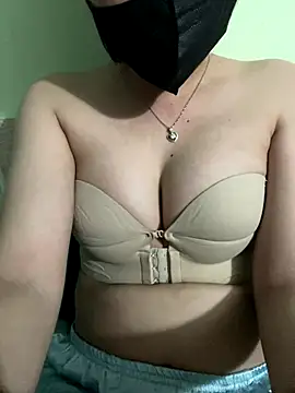 Nanaly99 online show from November 22, 2025, 4:28 pm