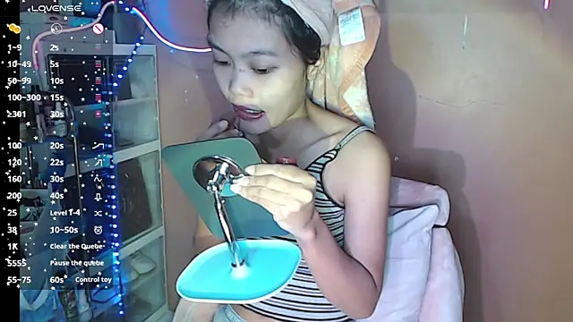 Snapshot of skinny_gracie chatting on December 19, 2025, 1:31 am skinny gracie online show from December 19, 2025, 1:31 am