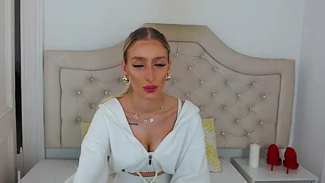 Snapshot of NatalieSensual chatting on October 8, 2025, 7:10 am NatalieSensual online show from October 8, 2025, 7:10 am