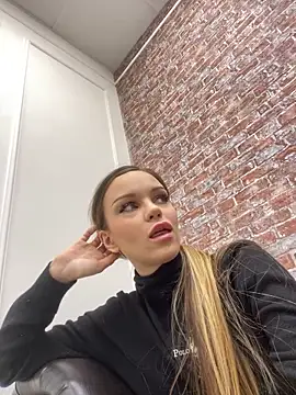 MarilynNova online show from December 21, 2025, 4:14 am