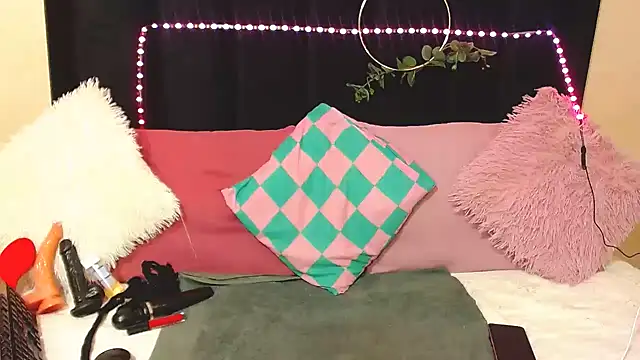 AmazingDarkDoll online show from November 21, 2025, 4:06 pm