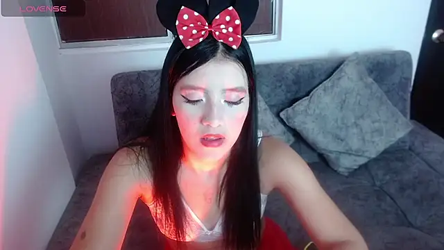 Velvet 28 online show from October 8, 2025, 12:28 pm