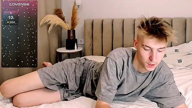 Snapshot of MrSexyCum4U chatting on October 10, 2025, 11:05 pm MrSexyCum4U online show from October 10, 2025, 11:05 pm