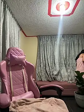 Snapshot of laure_torres chatting on October 1, 2025, 10:57 pm laure torres online show from October 1, 2025, 10:57 pm