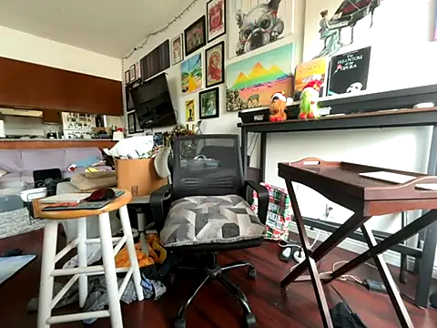 Pupscritch online show from November 11, 2025, 8:58 pm