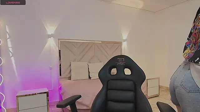 Snapshot of Violet_tay1 chatting on October 19, 2025, 11:46 am Violet tay1 online show from October 19, 2025, 11:46 am