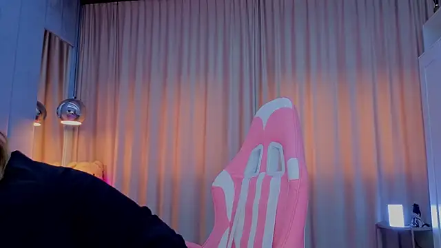 Reina Cummings online show from November 12, 2025, 7:01 am