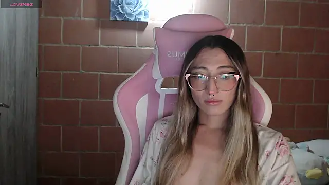 Snapshot of Andrea_camilaaa chatting on January 16, 2026, 12:03 am Andrea camilaaa online show from January 16, 2026, 12:03 am