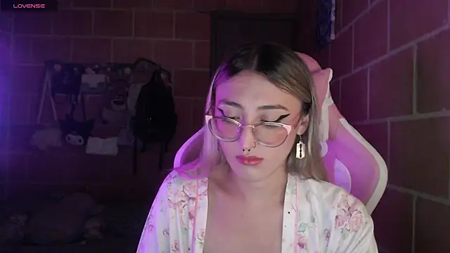 Snapshot of Andrea_camilaaa chatting on July 18, 2026, 5:27 am Andrea camilaaa online show from July 18, 2026, 5:27 am