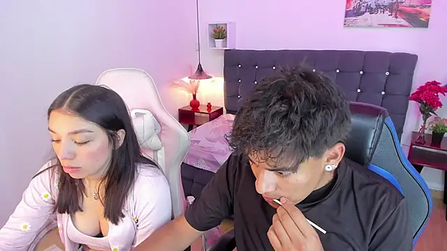 Snapshot of Yiing_and_yang chatting on September 19, 2025, 8:57 pm Yiing and yang online show from September 19, 2025, 8:57 pm