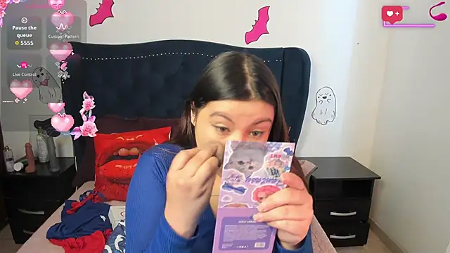 Snapshot of LucyPetit chatting on October 1, 2025, 2:10 pm LucyPetit online show from October 1, 2025, 2:10 pm