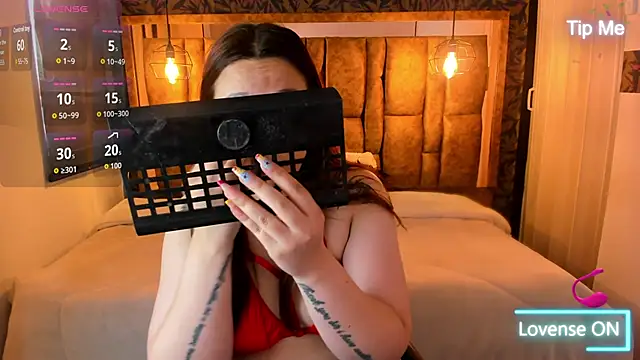 Isa Thompson   online show from October 16, 2025, 12:02 pm