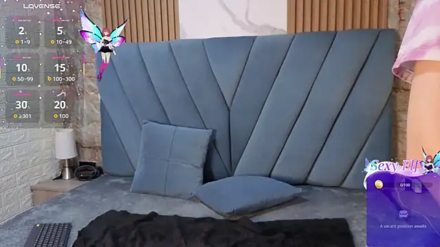 angel  red  online show from December 14, 2025, 3:35 am