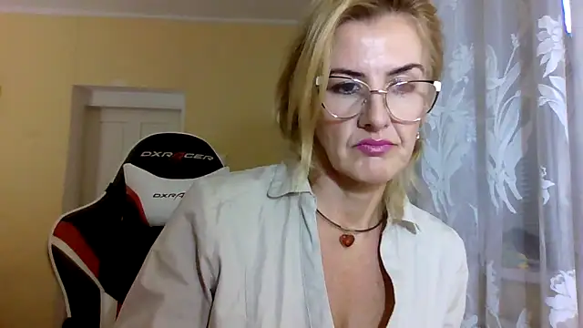 Snapshot of TianaQLove chatting on October 8, 2025, 10:50 am TianaQLove online show from October 8, 2025, 10:50 am