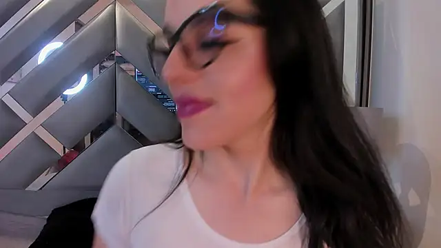 IsisNoir online show from October 7, 2025, 7:26 pm