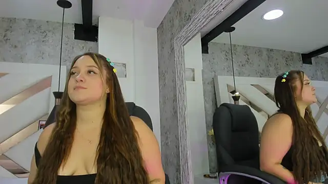 mariana jhones  online show from October 22, 2025, 8:19 pm